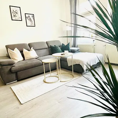 Zentrales Apartment: Modernisiert Mit Wlan, Smart-tv Und Balkon Apartment *